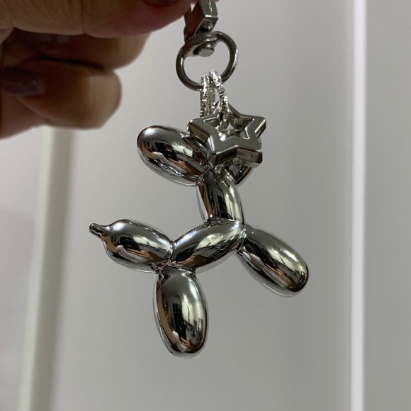 Silver Balloon Dog Keychain - Picture 2 of 3